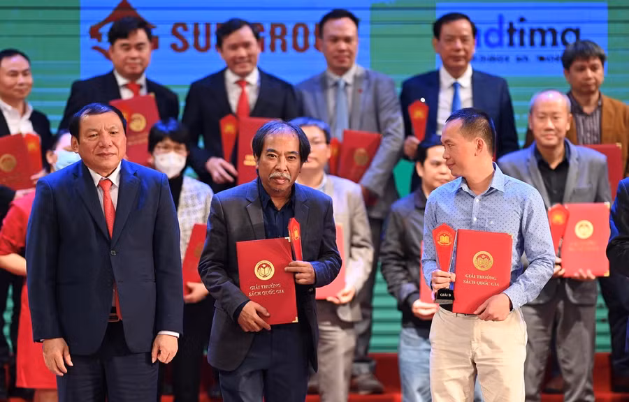  Nhà thơ Nguyễn Quang Thiều, Chủ tịch Hội Nhà văn Việt Nam (giữa) nhận giải thưởng Sách Quốc gia. (Ảnh: Hội xuất bản)
