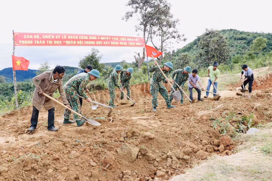 Cán bộ, sĩ quan trẻ của Lữ đoàn Công binh 7 giúp người dân huyện Mang Yang xây dựng nông thôn mới. Ảnh: Lê Quang