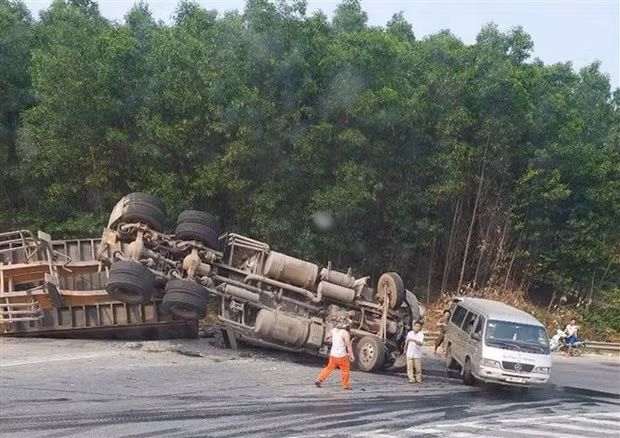 Hiện trường một vụ tai nạn giao thông trên Quốc lộ 9, địa phận tỉnh Quảng Trị, hồi tháng 3/2021. (Ảnh: Nguyên Lý/TTXVN) Hiện trường một vụ tai nạn giao thông trên Quốc lộ 9, địa phận tỉnh Quảng Trị, hồi tháng 3/2021. (Ảnh: Nguyên Lý/TTXVN)