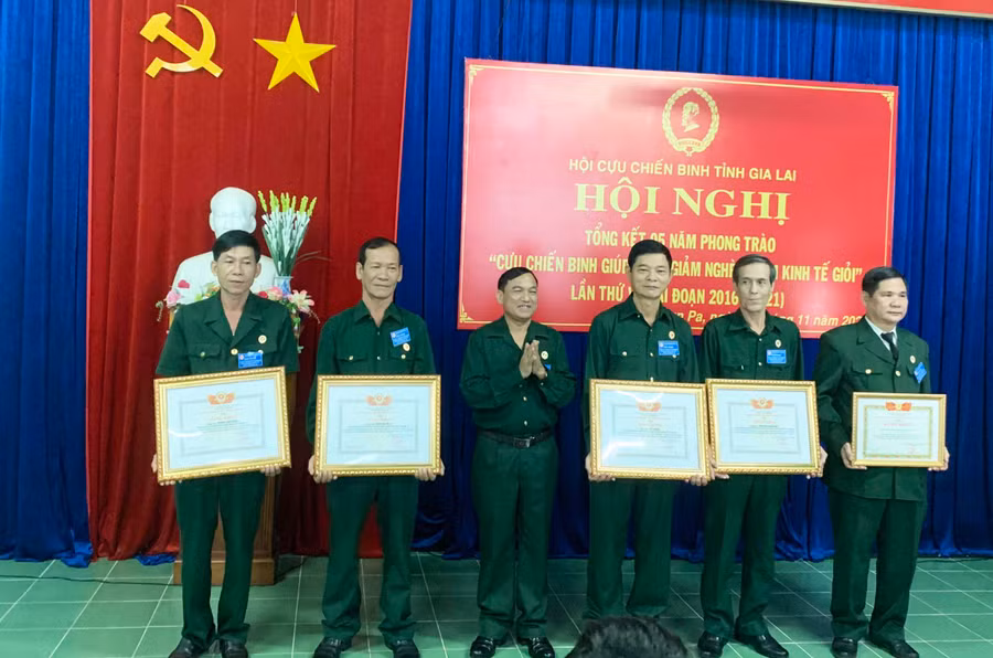 Lãnh đạo Hội CCB tỉnh trao bằng khen cho các tập thể và cá nhân có thành tích xuất sắc trong phong trào thi đua chung sức phòng-chống Covid-19 năm 2021. Ảnh: Vũ Chi