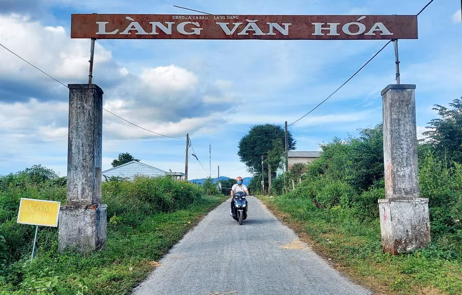 Đường giao thông trong làng Nang được rải thảm phẳng. Ảnh: Thiên Di