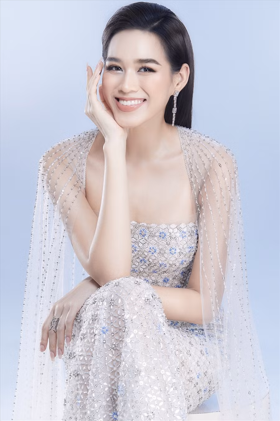 3000 viên đá pha lê được đính thủ công trên nền vải lưới cao cấp bởi 5 thợ đính trong vòng 1200 giờ đồng hồ.
