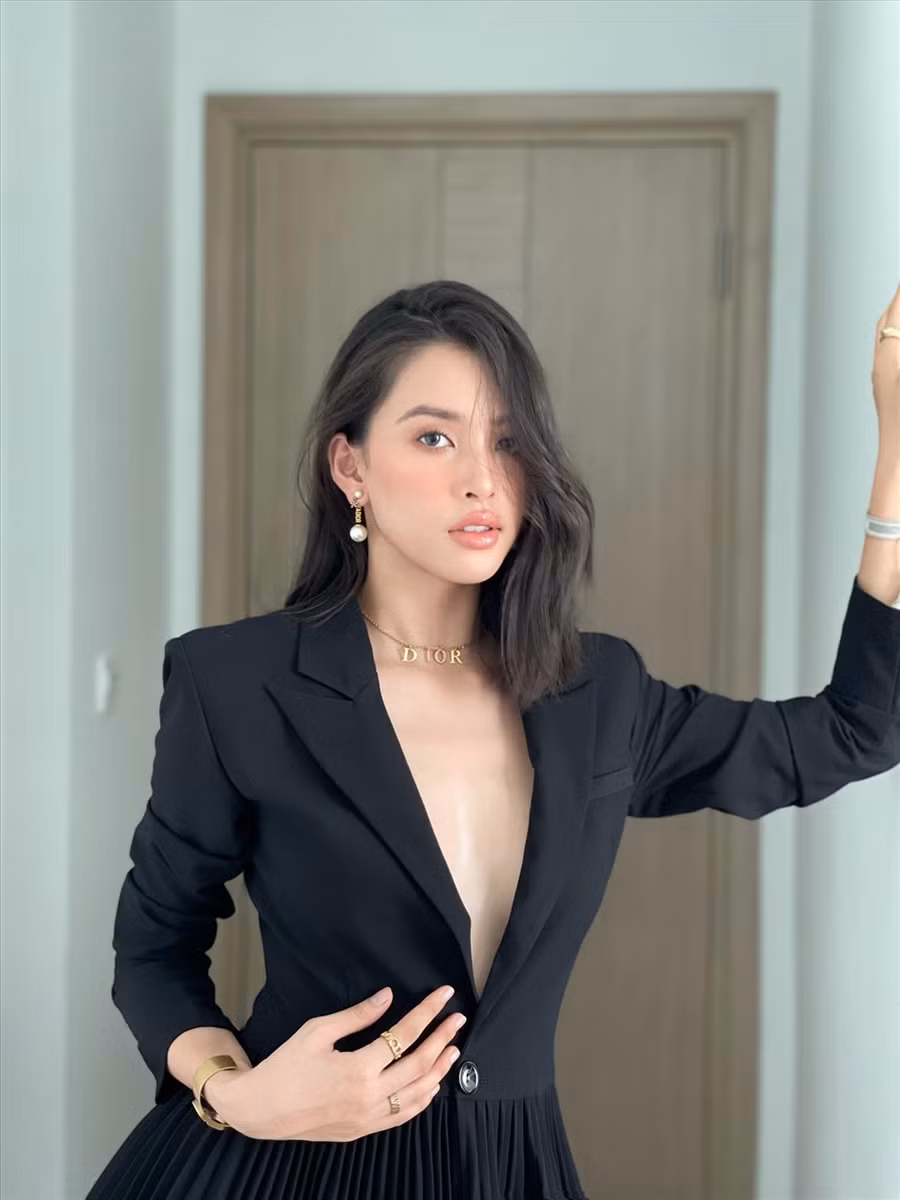  Nói về việc ''dám'' mặc sexy ngay cả khi đang đương nhiệm, Hoa hậu Tiểu Vy chia sẻ: 