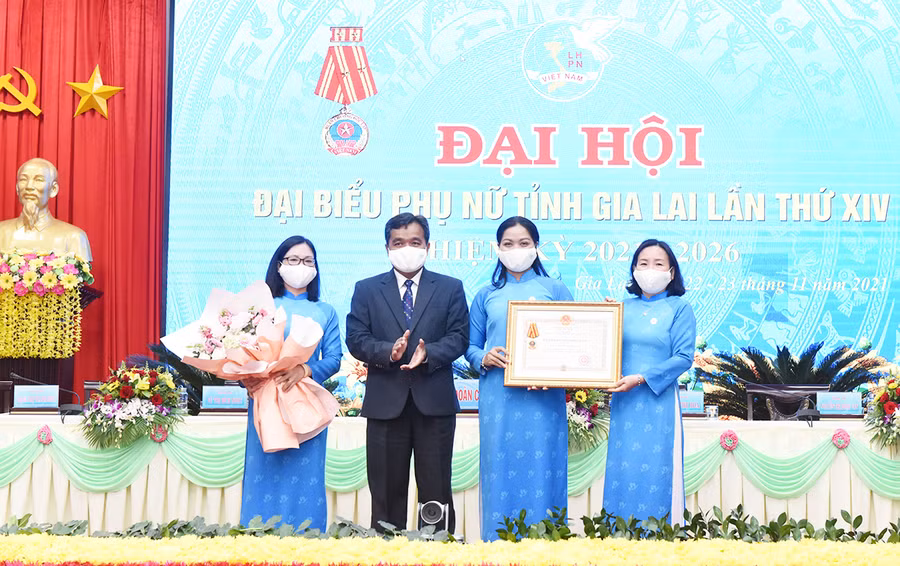  Thừa ủy quyền của Chủ tịch nước, đồngc chí Hồ Văn Niên-Ủy viên Ban chấp hành Trung ương Đảng, Bí thư Tỉnh ủy, Chủ tịch HĐND tỉnh trao Huân chương Độc lập hạng Nhì cho Hội LHPN tỉnh. Ảnh: Minh Châu