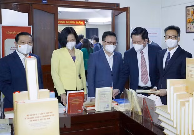 Đại biểu dự Lễ ra mắt sách. (Ảnh: Phương Hoa/TTXVN)