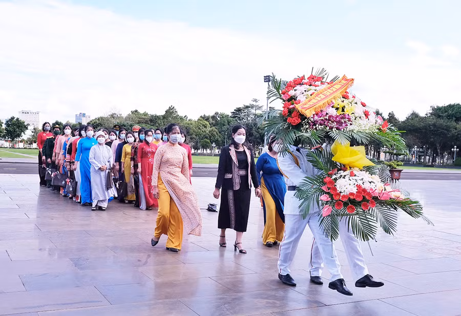 Đại biểu dự Đại hội đại biểu Phụ nữ tỉnh dâng hoa Chủ tịch Hồ Chí Minh tại Quảng trường Đại Đoàn Kết (TP. Pleiku). Ảnh: Minh Châu