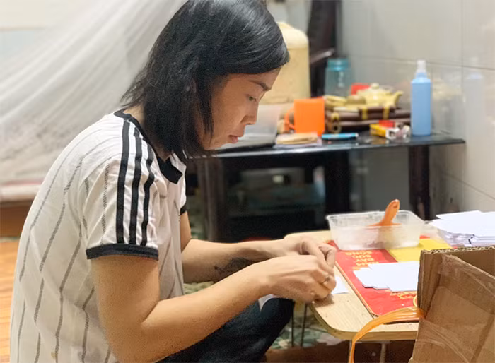 Cuộc sống của mẹ con chị Huyền dựa vào thu nhập từ công việc dán hộp đựng trang sức.