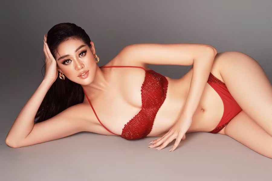 Với concept diện bikini màu đỏ và đen, đại diện cho hai gam màu nóng - lạnh, Khánh Vân muốn truyền tải thông điệp về yêu quý bản thân, tăng cường luyện tập thể thao. Cô nói: “Dù trong hoàn cảnh nào, vẫn phải luôn giữ một cái đầu lạnh và một trái tim nóng, bình tĩnh tự tin trong mọi tình huống và yêu thương bản thân, gia đình cùng những người xung quanh”. Ảnh: Milor Trần
