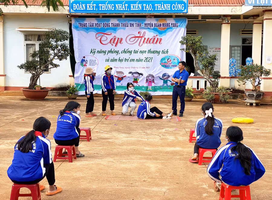 Tập huấn kỹ năng sơ cấp cứu khi bị tai nạn thương tích. Ảnh: Hà Đức Thành
