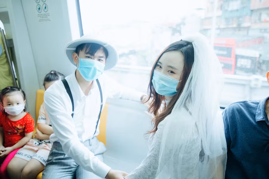 Ai nấy đều chúc phúc cho cặp đôi trẻ. Ảnh: Vũ Ngọc Thiện