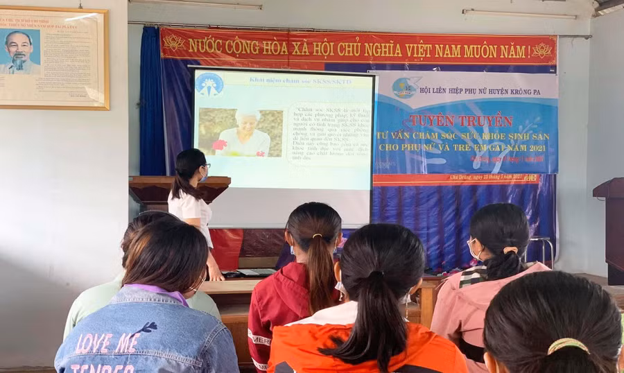 Tại buổi tuyên truyền, 30 hội viên phụ nữ và trẻ em gái tại buôn Chư Krih (xã Chư Drăng) được trang bị kiến thức cơ bản về sức khỏe sinh sản. Ảnh: Vũ Chi