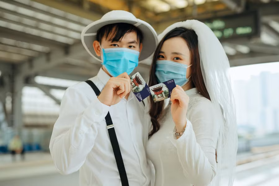 Cặp đôi chụp với vé lên tàu trong ngày đấu tuyến đường sắt vận hành. Ảnh: Vũ Ngọc Thiện