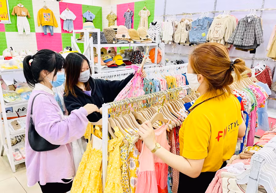Hưởng ứng dịp Black Friday, nhiều cửa hàng thời trang đưa ra mức giảm giá sâu đến 70%. Ảnh: Vũ Thảo