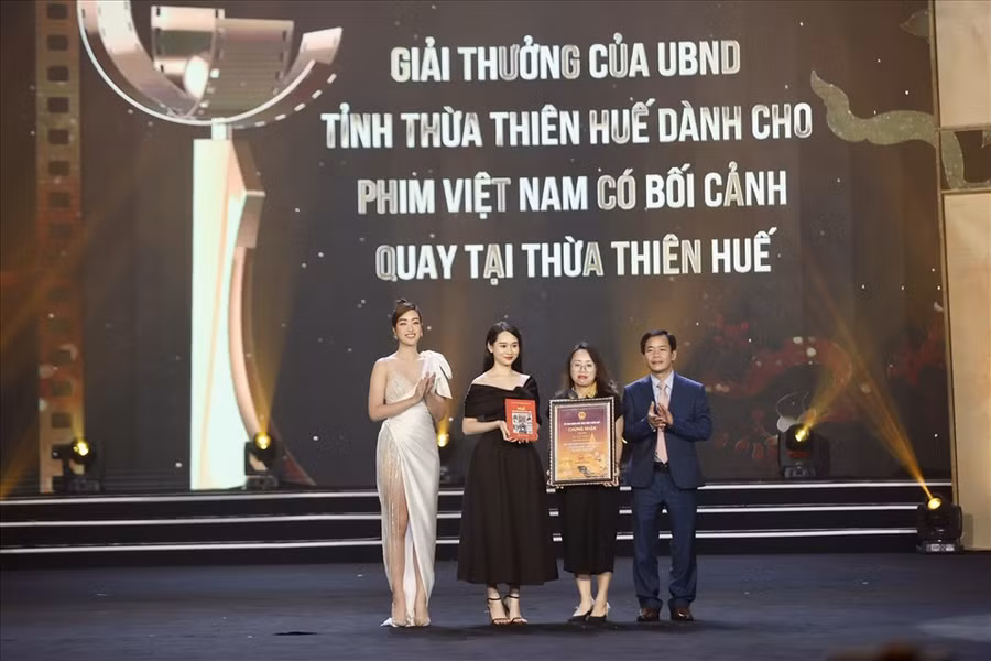Diễn viên Trúc Anh tại đêm Bế mạc Liên hoan Phim Việt Nam. Ảnh: LHP