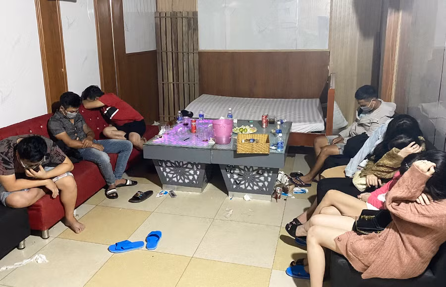  11 đối tượng bị phát hiện dương tính với ma túy tại quán karaoke Alibaba. Ảnh: Công an TP. Pleiku cung cấp