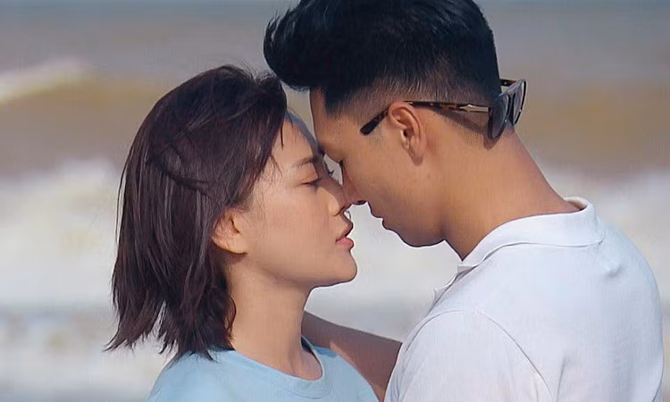 Với Phương Oanh, Mạnh Trường rất trân trọng bạn diễn. Ảnh: HVTT