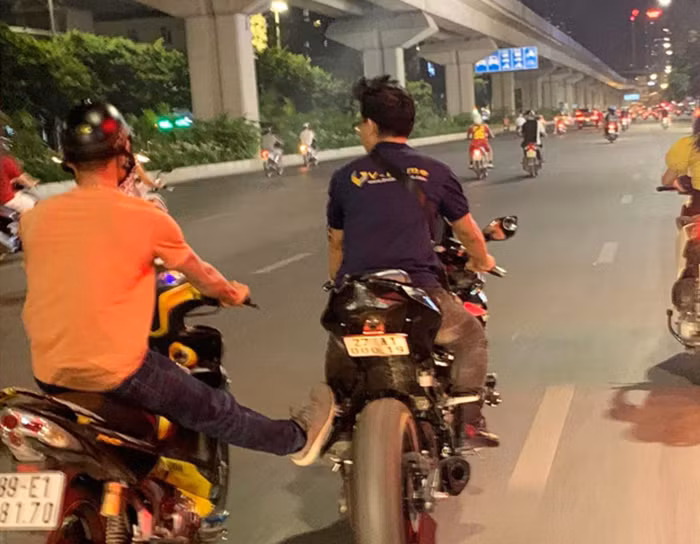 Thành viên nhóm cứu hộ đẩy xe về tận nhà cho người đi đường.