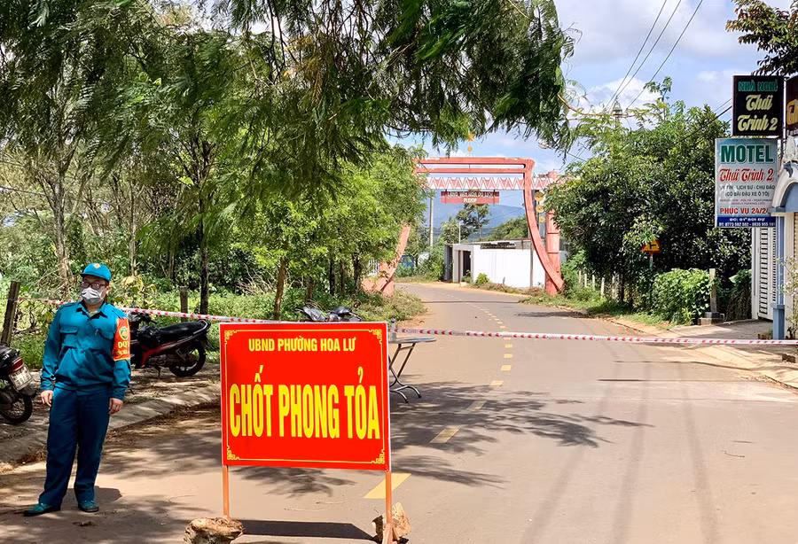 Lực lượng chức năng tiến hành phong tỏa tạm thời làng Ốp, phường Hoa Lư, TP. Pleiku để phòng-chống dịch. Ảnh: Như Nguyện
