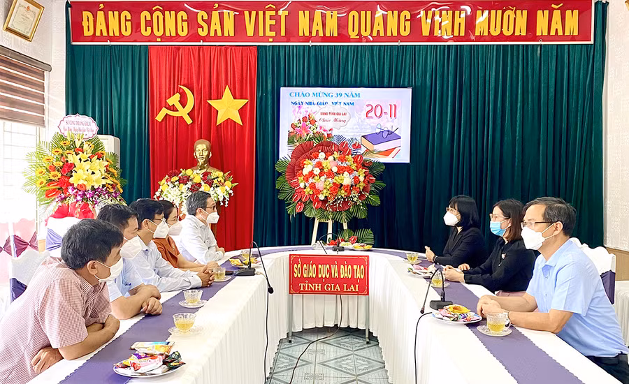 Quang cảnh thăm, chúc mừng của Phó Chủ tịch UBND tỉnh Nguyễn Thị Thanh Lịch tại Sở GD-ĐT. Ảnh: Mộc Trà