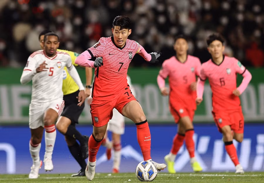 Son Heung-min 2 lần đưa bóng trúng cột dọc và xà ngang tuyển UAE. Ảnh: AFC