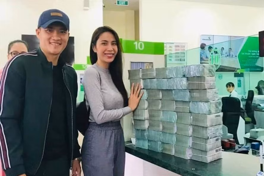  Vợ chồng ca sĩ Thủy Tiên, Công Vinh rút tiền từ ngân hàng để cứu trợ lũ lụt. Ảnh: CS.