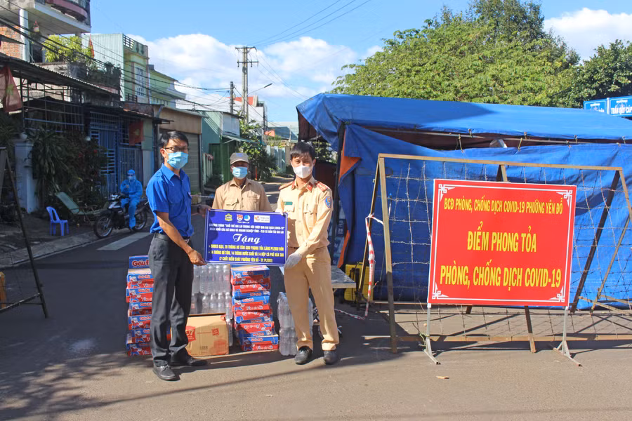 Ban tổ chức chương trình “Tuổi trẻ Gia Lai chung sức vượt qua đại dịch Covid-19”, Đoàn khối các Cơ quan và Doanh nghiệp tỉnh, CLB xe bán tải Gia Lai tặng quà cho chốt kiểm soát dịch bệnh tại làng 50. Ảnh: Phan Lài