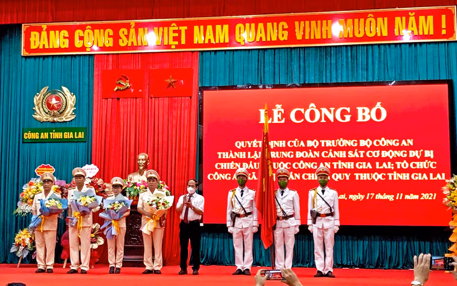 Đồng chí Võ Ngọc Thành-Phó Bí thư Tỉnh ủy, Chủ tịch UBND tỉnh tặng hoa chúc mừng Ban Chỉ huy Trung đoàn Cảnh sát Cơ động dự bị chiến đấu Công an tỉnh. Ảnh: Lê Hòa