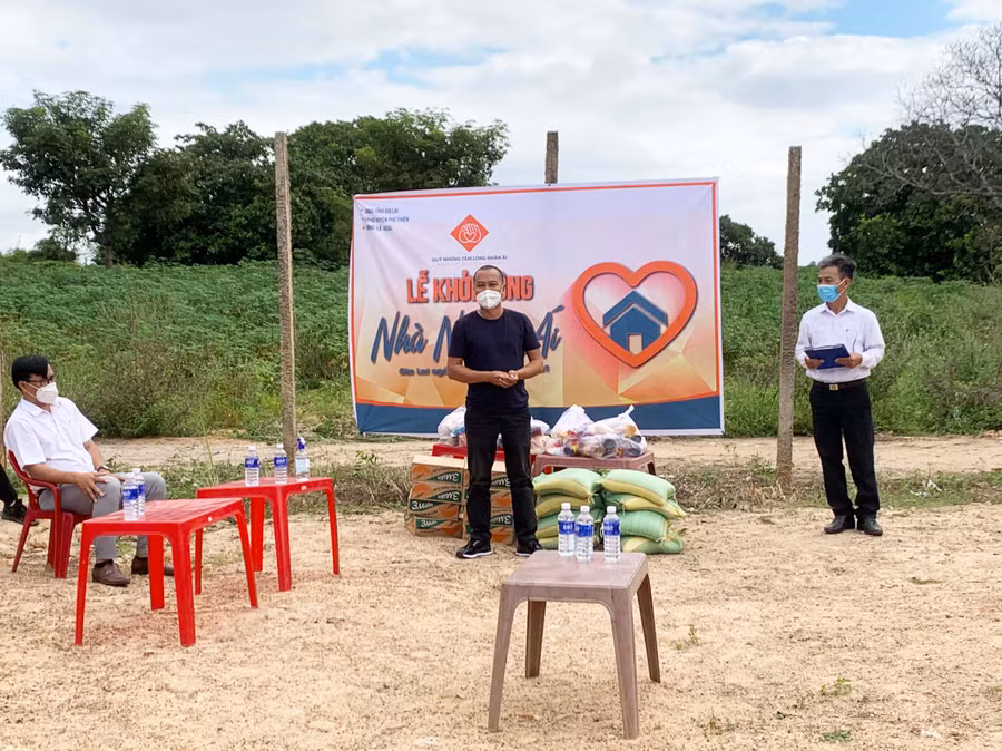 Ông Phạm Đình Quý-Đại diện Quỹ Những tấm lòng nhân ái phát biểu tại lễ khởi công. Ảnh: Vũ Chi
