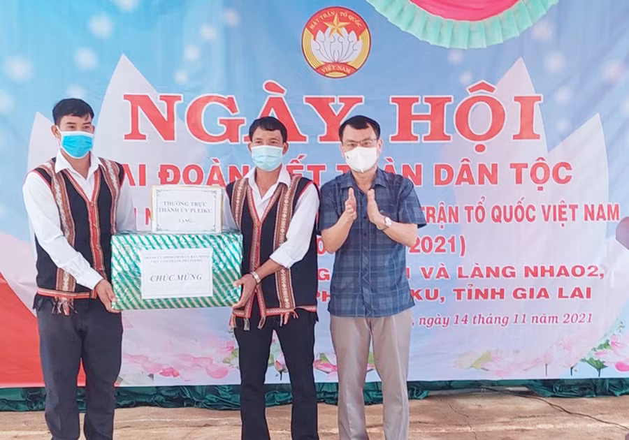  Ông Trịnh Duy Thuân-Ủy viên Ban Thường vụ Tỉnh ủy, Bí thư Thành ủy, Chủ tịch HĐND TP. Pleiku trao quà cho nhân dân làng Nhao 1 và làng Nhao 2. Ảnh: Đình Chất