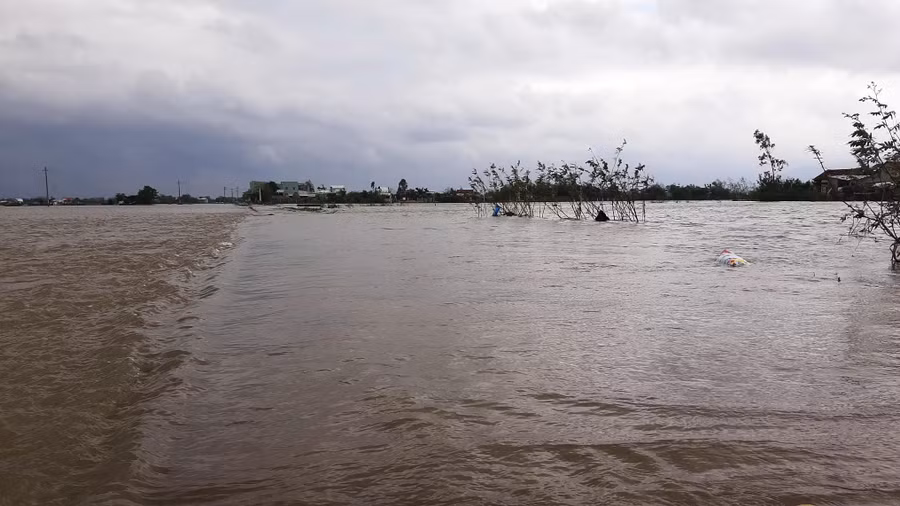 Đường nối tỉnh lộ 640 đến thôn Vân Triêm, xã Cát Chánh ngập trong lũ. Ảnh: Minh Lê