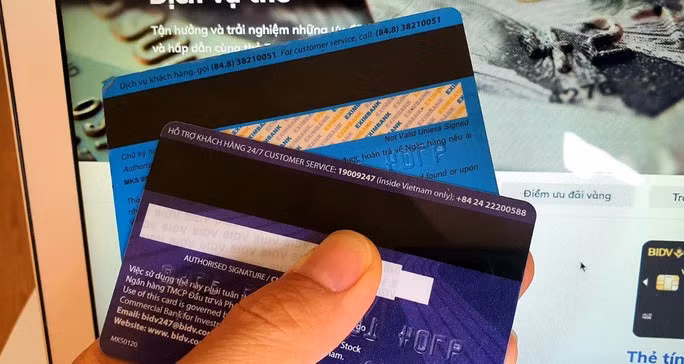 Thẻ ATM công nghệ từ có dải băng từ phía mặt sau... Thẻ ATM công nghệ từ có dải băng từ phía mặt sau...