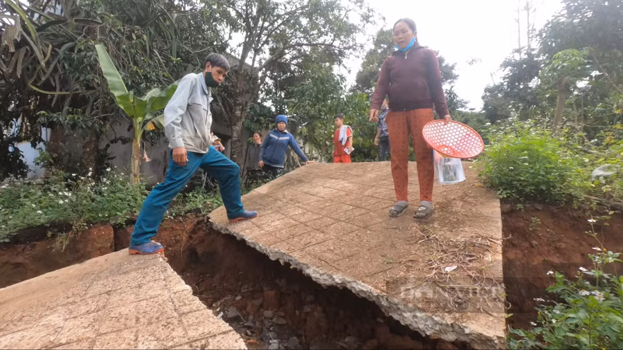 Con đường đi vào 3 hộ dân trong hẻm 509/5, thôn Kim Phát bị đứt gãy do sụt lún, không thể đi lại được bằng các phương tiện giao thông. Ảnh: Văn Long Con đường đi vào 3 hộ dân trong hẻm 509/5, thôn Kim Phát bị đứt gãy do sụt lún, không thể đi lại được bằng các phương tiện giao thông. Ảnh: Văn Long.