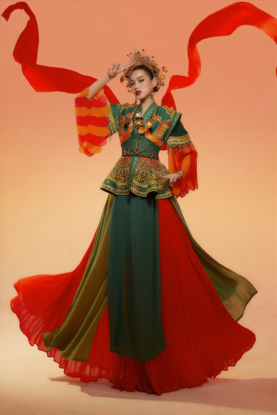 Đây cũng là trang phục lấy ý tưởng từ vị nữ tướng lừng danh đến từ quê hương Thanh Hóa của người đẹp. Ảnh: NVCC