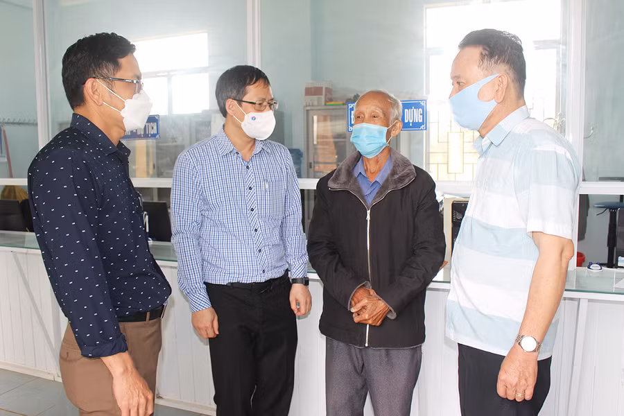 Đoàn nghiên cứu Học viện Chính trị Quốc gia Hồ Chí Minh trò chuyện với người dân xã Nghĩa Hưng (huyện Chư Păh) về sử dụng các dịch vụ công trực tuyến.Ảnh: Phan Lài
