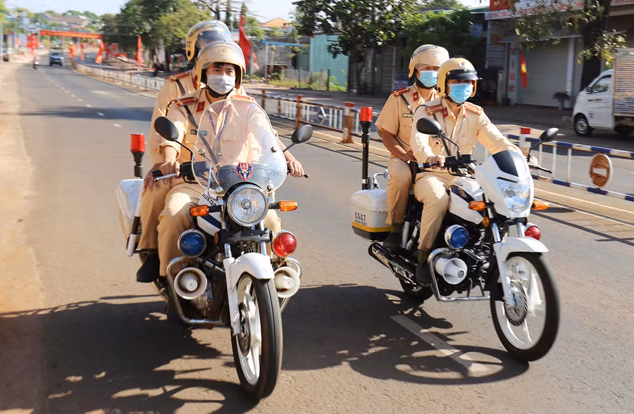 Lực lượng Cảnh sát Giao thông Công an huyện Đức Cơ tuần tra, kiểm soát trên các tuyến đường thuộc địa bàn quản lý. Ảnh: Lê Văn Ngọc