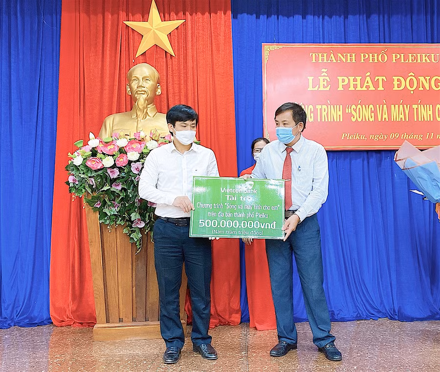 Ban vận động Chương trình “Sóng và máy tính cho em” TP. Pleiku tiếp nhận sự ủng hộ từ các cơ quan, đơn vị tại lễ phát động. Ảnh: Mộc Trà Ban vận động Chương trình “Sóng và máy tính cho em” TP. Pleiku tiếp nhận sự ủng hộ từ các cơ quan, đơn vị tại lễ phát động. Ảnh: Mộc Trà