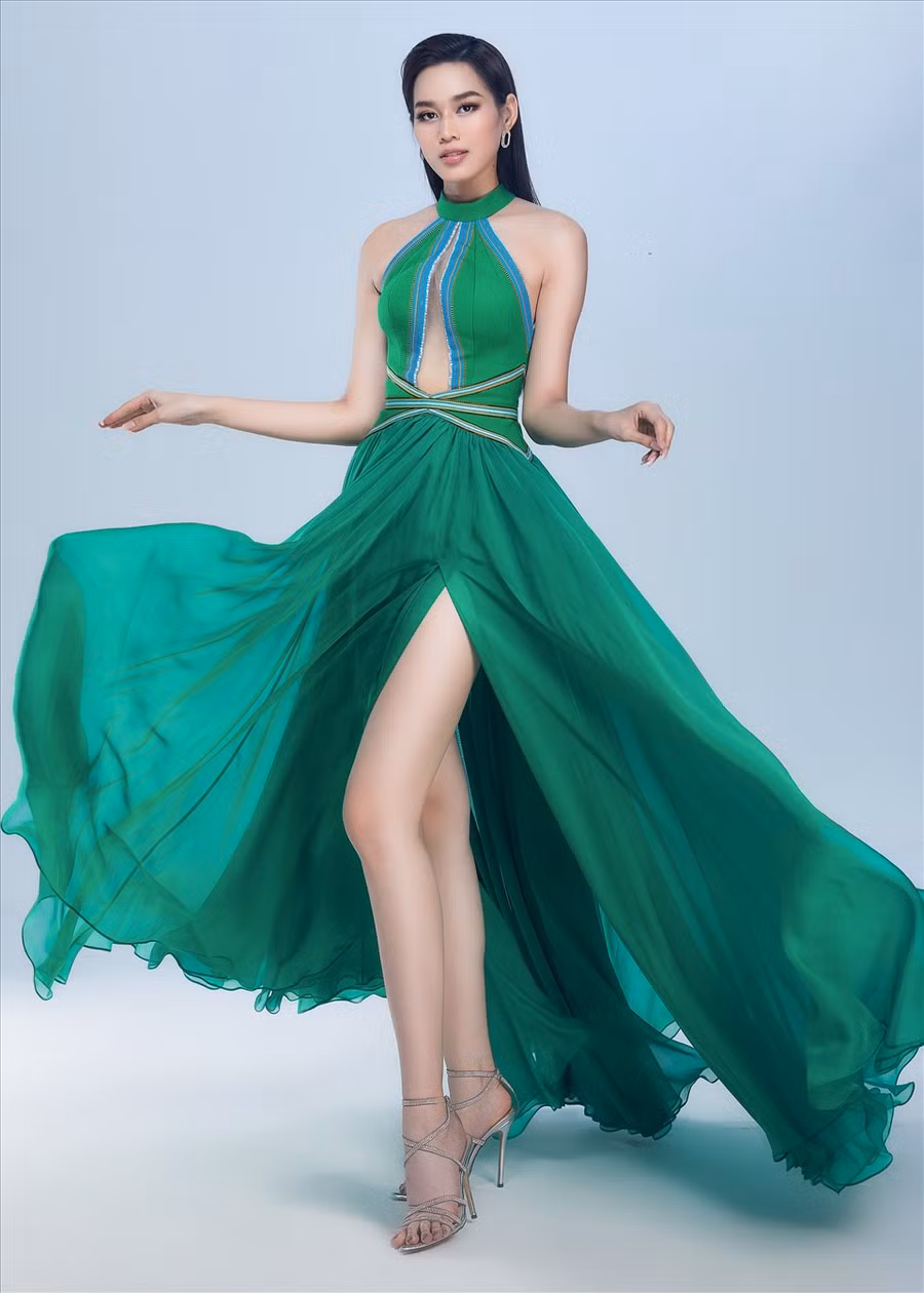 Trong phần thi tài năng, Hoa hậu Đỗ Thị Hà thể hiện tài năng đánh đàn T’rưng trong bộ đầm xanh mềm mại và uyển chuyển. Ảnh: NVCC 