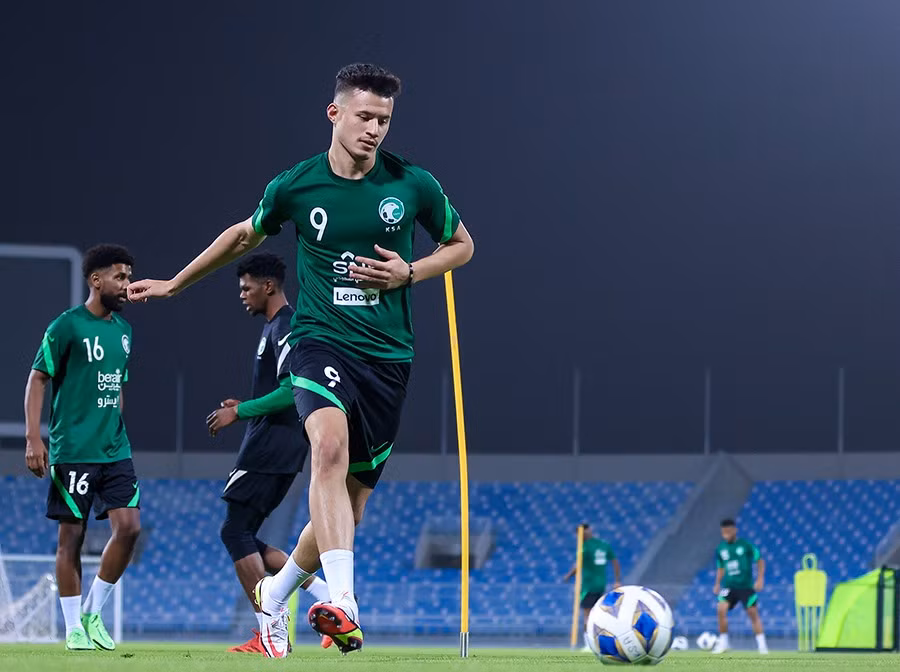 Tuyển Saudi Arabia có buổi tập kín đầu tiên trên sân Hàng Đẫy. Ảnh: SAFF