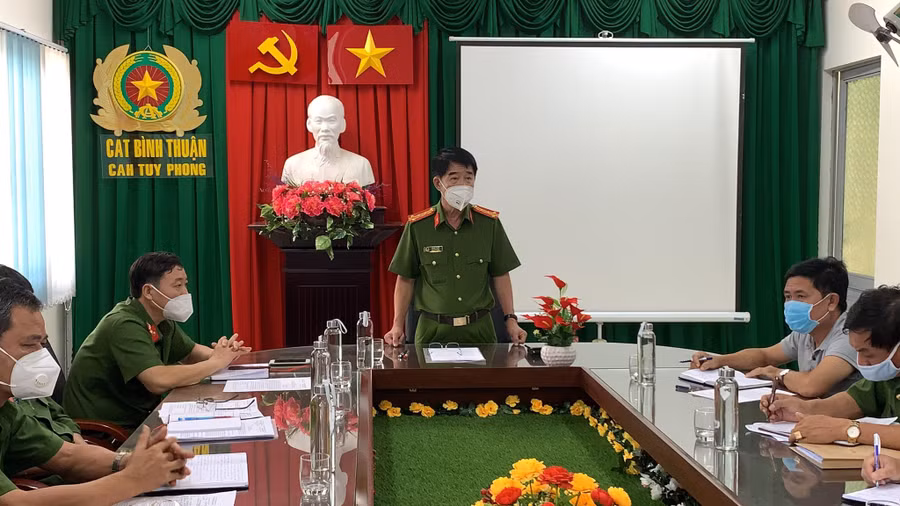 Đại tá Phạm Thật, Phó giám đốc Công an Bình Thuận, chỉ đạo tại buổi làm việc với các đơn vị nghiệp vụ chiều 2.11 - Ảnh: C.T.V