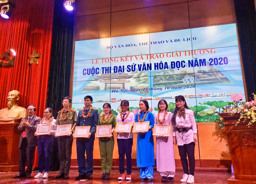 Em Phạm Thảo Nguyên (Trường THPT chuyên Hùng Vương, áo dài xanh) nhận giải nhì tại cuộc thi Đại sứ văn hóa đọc toàn quốc năm 2020 (ảnh Thư viện tỉnh)