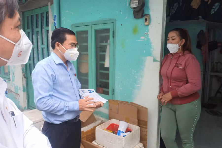 Đoàn giám sát của HĐND TP.HCM đi thực tế tại TP.Thủ Đức - Ảnh: PHẠM THU NGÂN