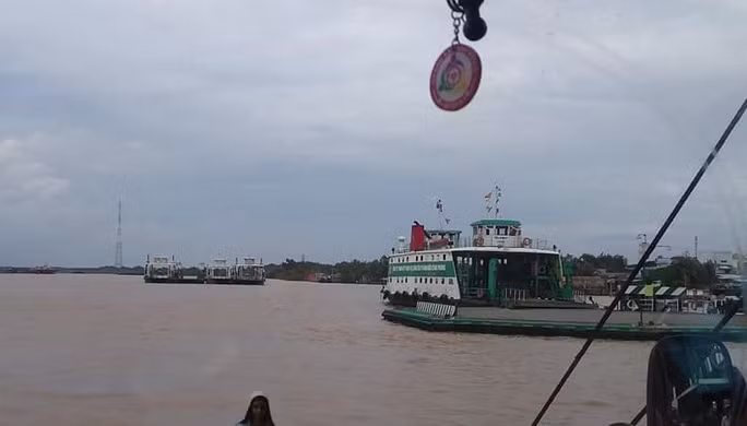 Phà Rạch Miễu nối đôi bờ Tiền Giang - Bến Tre