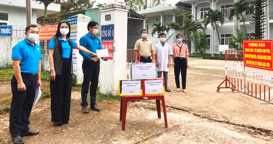 Bà Trần Lệ Nhung (thứ hai từ trái qua)-Chủ tịch Liên đoàn Lao động tỉnh gửi quà tặng đội ngũ y, bác sĩ tạ Trung tâm Y tế huyện Chư Păh. Ảnh: Đinh Yến