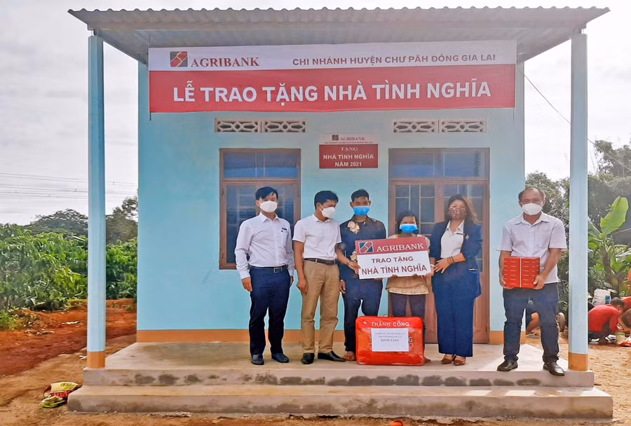 Đại diện Agribank Chư Pah - Đông Gia Lai và chính quyền xã Ia Mơ Nông trao tặng nhà tình nghĩa cho gia đình anh Rơ Chăm Ngun. Ảnh: Sơn Ca