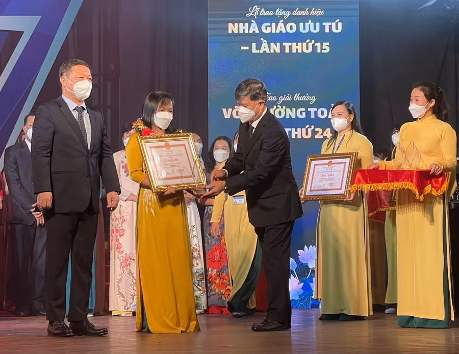  50 nhà giáo tiêu biểu đã được vinh danh tại lễ trao giải Võ Trường Toản sáng nay - Ảnh: Nguyễn Loan