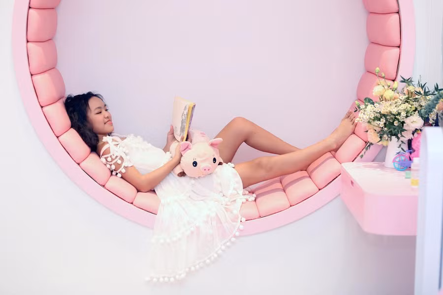  Theo lời nữ danh hài, vì từng sống ở nước ngoài nên Elyza nhanh chóng hòa nhập với môi trường mới. Nhờ vậy, cô cảm thấy an tâm hơn. Việt Hương tiết lộ trong gia đình, Hoài Phương đảm nhận vai trò dạy cho con. Trong khi đó, nữ nghệ sĩ sẽ dành thời gian gần gũi để bé tâm sự với mình. “Con gái tôi tự lập nên tôi cũng rất an tâm với cách con hỏi han, chia sẻ