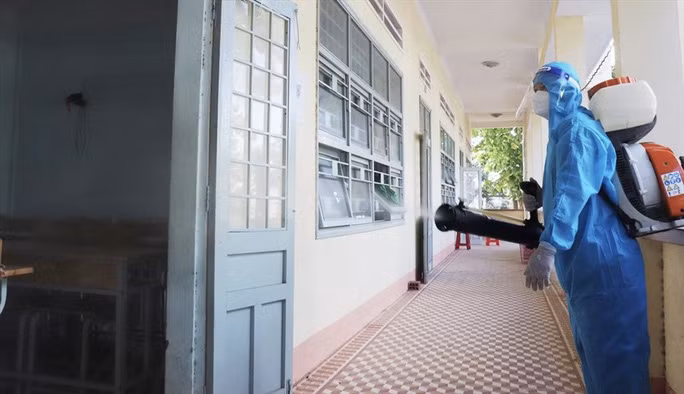 Ngành y tế Bình Định tiến hành khử khuẩn tại các trường học có học sinh và giáo viên mắc Covid-19