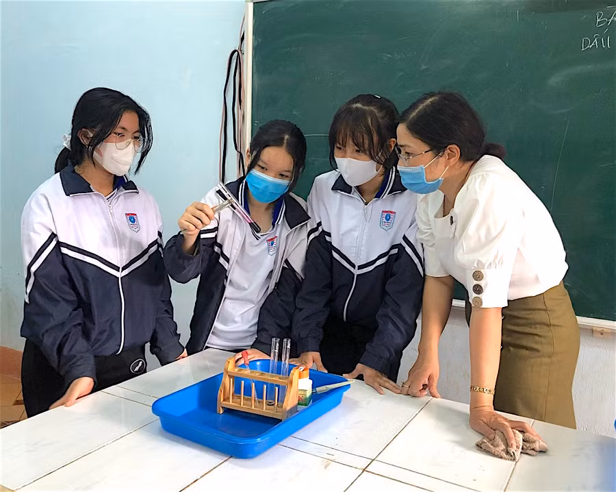Nhiều thiết bị thí nghiệm, thực hành tại Trường THCS Chu Văn An (thị trấn Kon Dơng, huyện Mang Yang) được đầu tư, trang bị lâu năm đã xuống cấp, hư hỏng. Ảnh: Mộc Trà