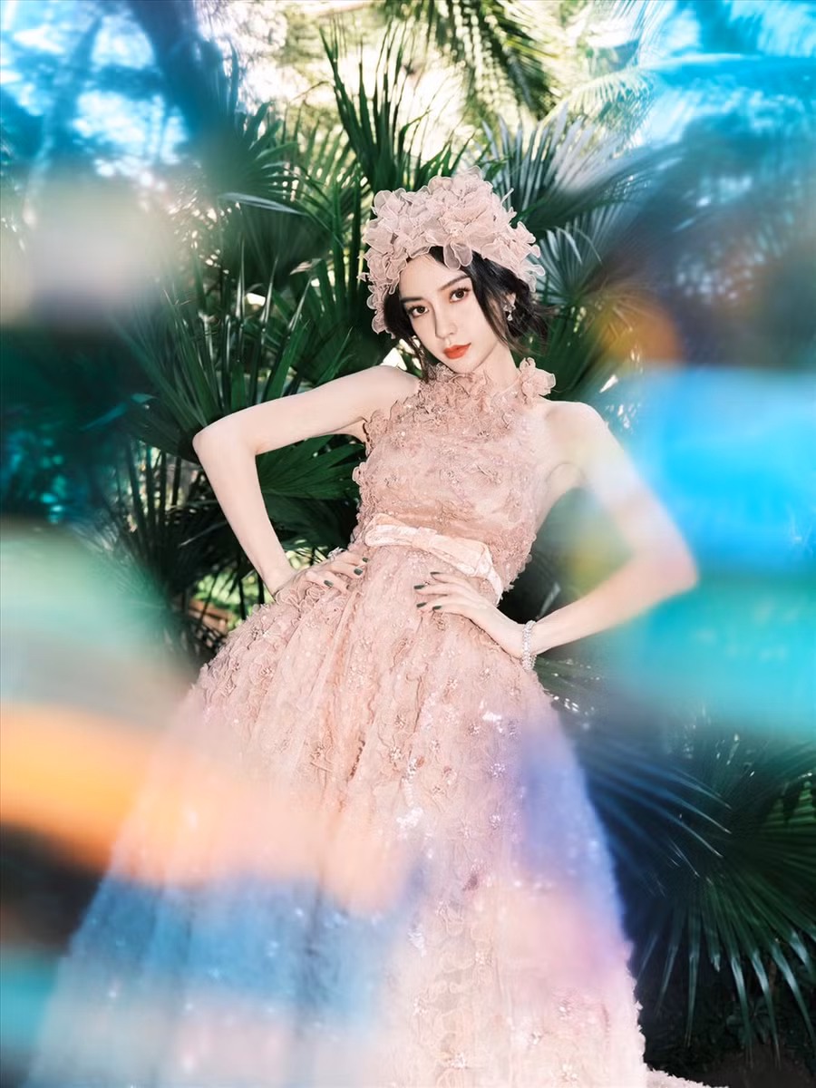 Angelababy đẹp tựa nàng thơ trong bộ váy hồng. Ảnh: Weibo