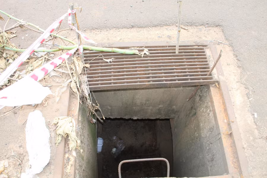 Một hố ga mất nắp chưa được khắc phục, gây nguy hiểm cho người đi đường. Ảnh: Hoàng Bình